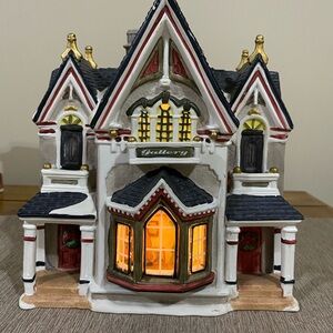 Christmas Art Gallery House - light up
